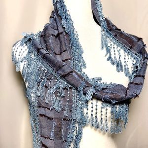 Scarf with blue fringes linen polyester mix